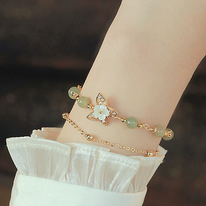 Bracelet porte-bonheur double couche en jade plaqué or 14 carats avec papillon et fleur de pierre Tridacna de Buddha Stones
