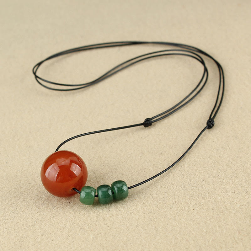 Collier pendentif en cuir avec perles de rocaille Bodhi vertes et Buddha Stones en agate rouge et aventurine verte