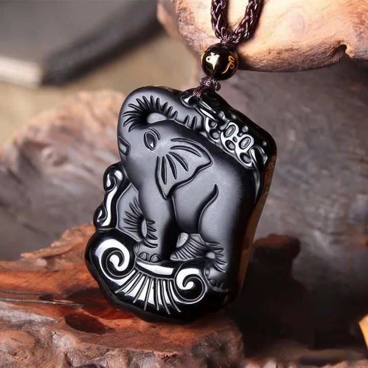 Collier avec pendentif en obsidienne noire et protection d'éléphant