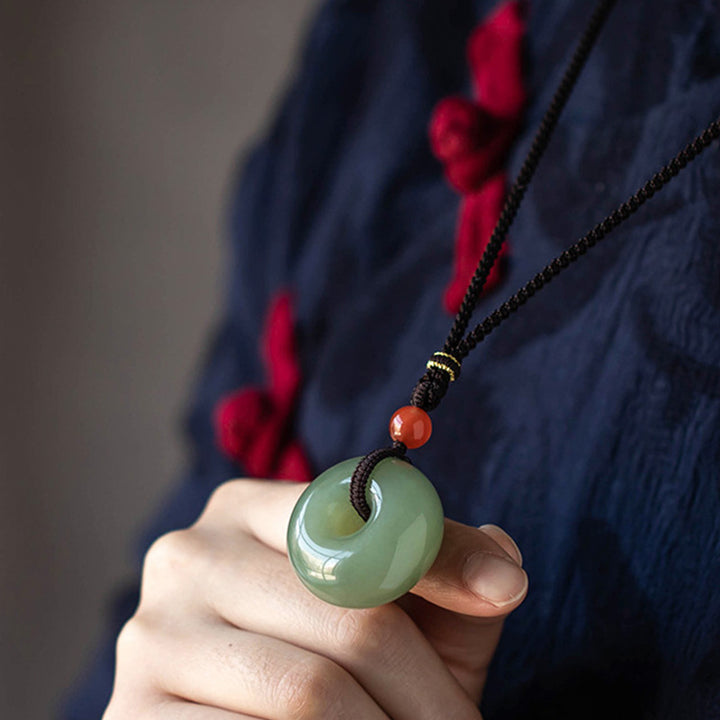 Collier pendentif porte-bonheur en jade gris rond naturel Buddha Stones