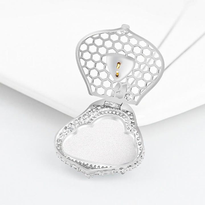 Collier Buddha Stones en jade naturel représentant un Bouddha rieur, symbole de chance et d'abondance, avec chaîne en acier titane. - image 3