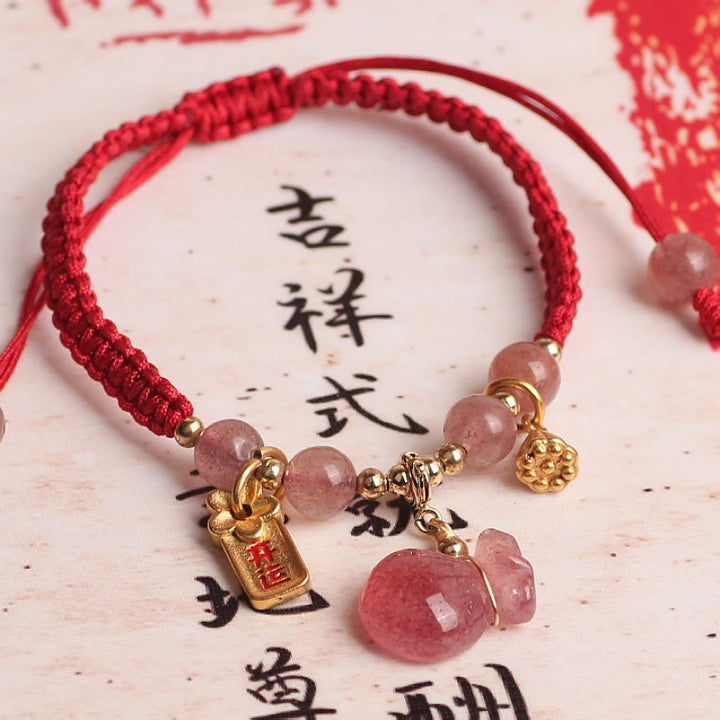 Bracelet tressé en fil rouge avec breloque de guérison en quartz fraise naturel et Buddha Stones