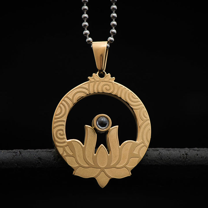 Collier pendentif mantra Shurangama avec projection d'illumination en acier titane et pierres de Buddha Stones Lotus