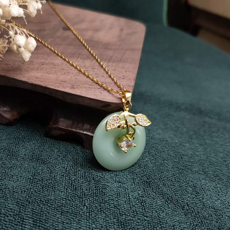 Collier pendentif en chaîne Buddha Stones en forme de feuille de jade ronde et porte-bonheur