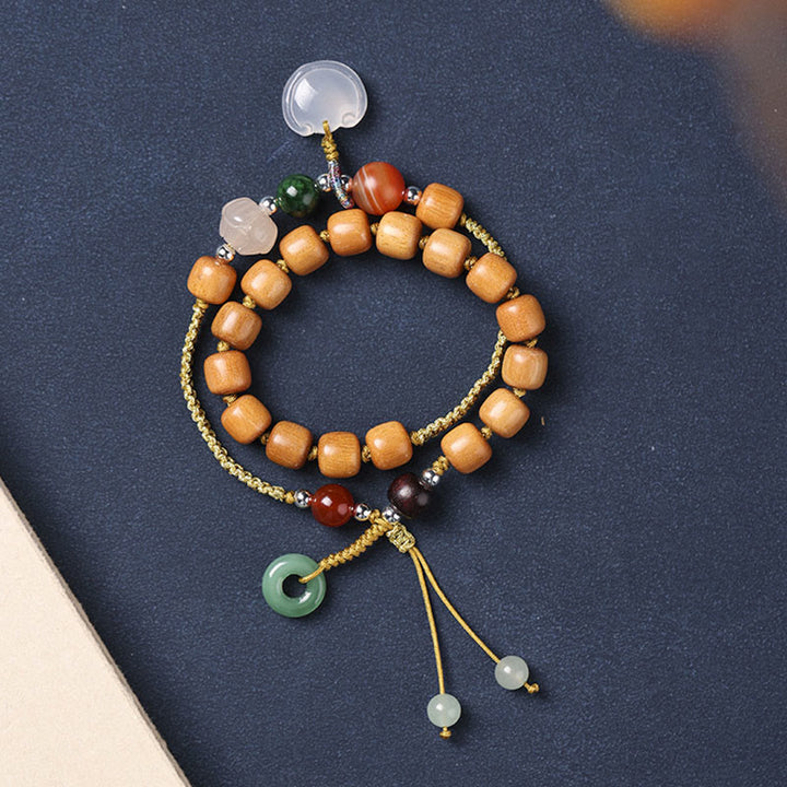 Bracelet double tour apaisant avec breloque en forme de boucle de paix et de bois de santal vert et calcédoine de Buddha Stones