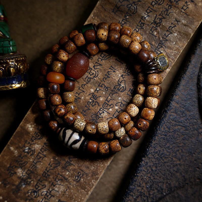 Bracelet triple tour en perles d'ambre et dzi tibétaines en Buddha Stones et graines de Bodhi, perles d'agate et de déesse de la richesse Zakiram