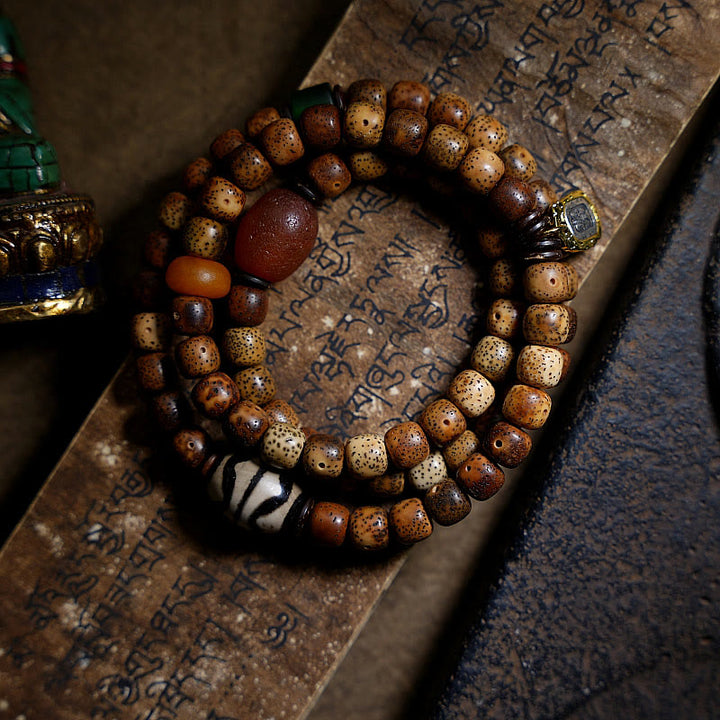 Bracelet triple tour en perles d'ambre et dzi tibétaines en Buddha Stones et graines de Bodhi, perles d'agate et de déesse de la richesse Zakiram