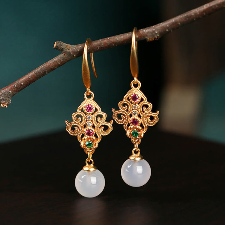 Boucles d'oreilles pendantes en calcédoine ronde plaquées or 24 carats de Buddha Stones