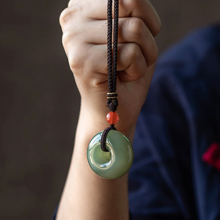 Collier pendentif porte-bonheur en jade gris rond naturel Buddha Stones