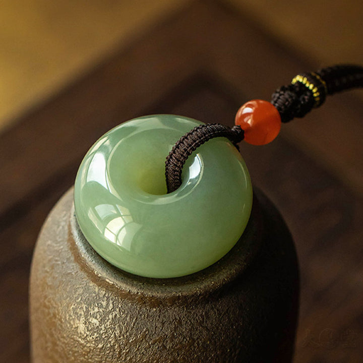 Collier pendentif porte-bonheur en jade gris rond naturel Buddha Stones