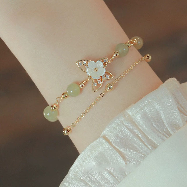 Bracelet porte-bonheur double couche en jade plaqué or 14 carats avec papillon et fleur de pierre Tridacna de Buddha Stones