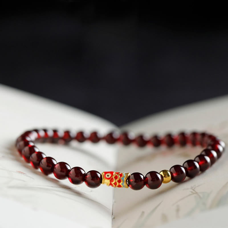 Bracelet de protection en grenat naturel avec poisson koï en or 999 de Buddha Stones - image 1