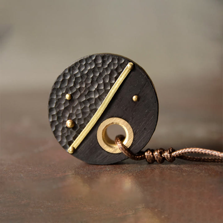 Collier pendentif en cuivre et bois d'ébène rond fabriqué à la main avec des Buddha Stones