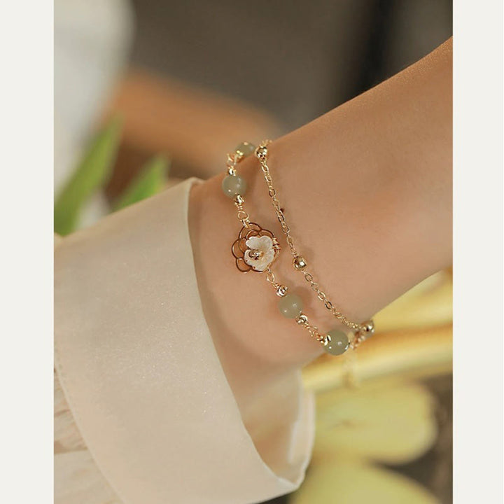 Bracelet porte-bonheur double couche en jade plaqué or 14 carats avec papillon et fleur de pierre Tridacna de Buddha Stones