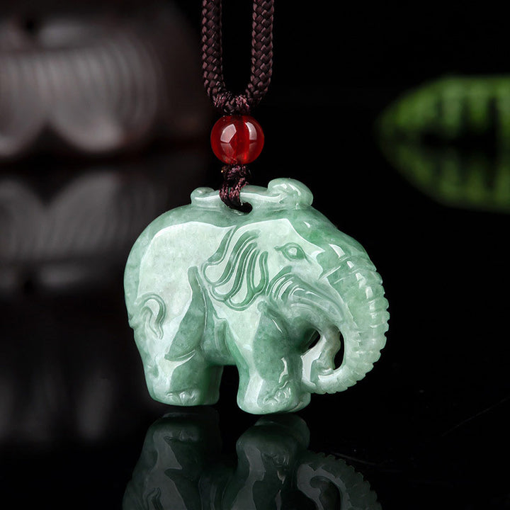 Collier avec pendentif porte-bonheur en jade éléphant