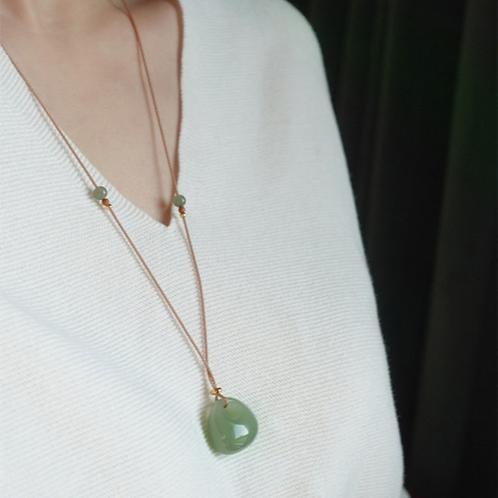 Collier pendentif porte-bonheur et prospérité en jade naturel Buddha Stones (couleur aléatoire)