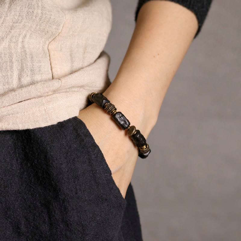 Bracelet tibétain en bois d'ébène et cuivre avec Buddha Stones pour la paix et le calme