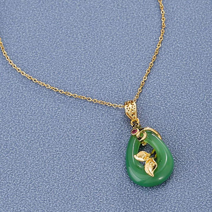 Collier pendentif porte-bonheur en jade à motif ovale avec Buddha Stones
