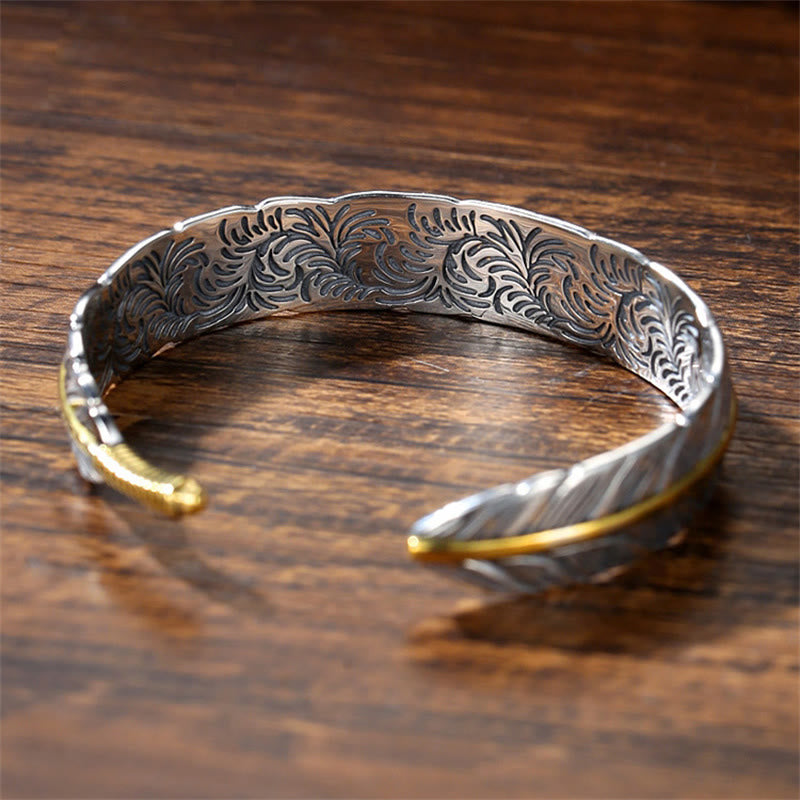 Bracelet manchette sculpté en Buddha Stones avec motif de plumes pour la chance et la richesse