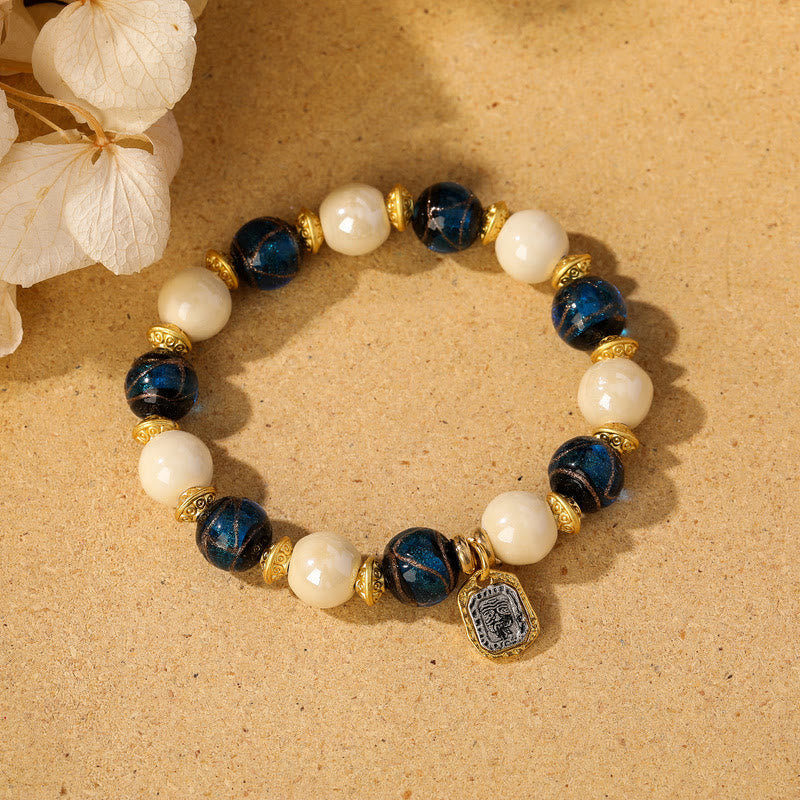 Bracelet de protection en perles de porcelaine en cendres et en verre Liuli avec breloque en Buddha Stones et déesse de la richesse tibétaine Zakiram
