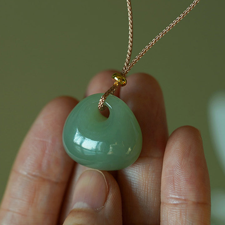 Collier pendentif porte-bonheur et prospérité en jade naturel Buddha Stones (couleur aléatoire)