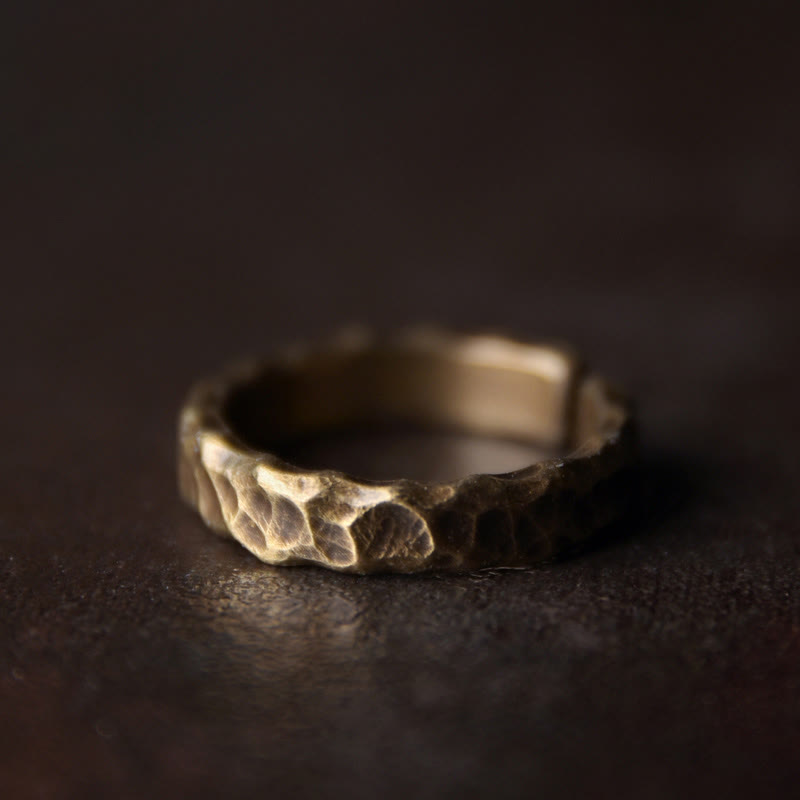 Bague porte-bonheur tibétaine en laiton et cuivre avec motif texturé bosselé