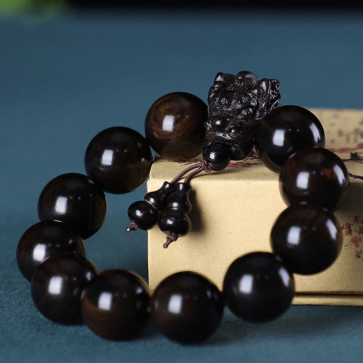 Bracelet de protection sculpté en forme de dragon en bois de santal vert et bois de rose avec petites feuilles de Buddha Stones