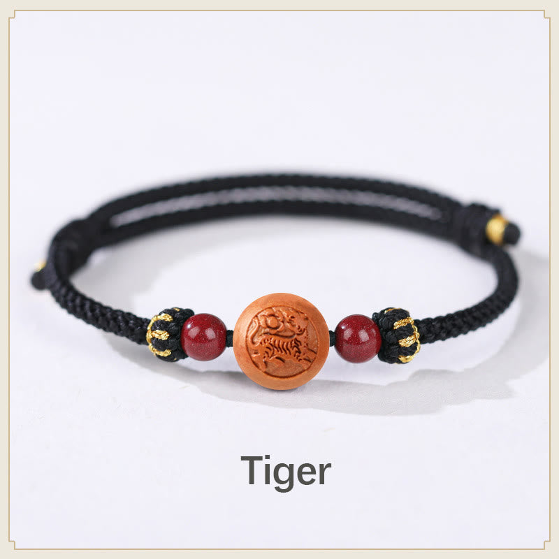 Bracelet de richesse en bois de pêche naturel Buddha Stones et caractère Fu du zodiaque chinois sculpté en cinabre