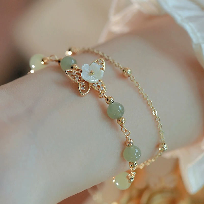 Bracelet porte-bonheur double couche en jade plaqué or 14 carats avec papillon et fleur de pierre Tridacna de Buddha Stones