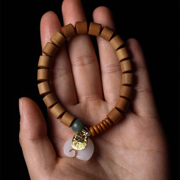Bracelet de protection éléphant en jade et bois de santal