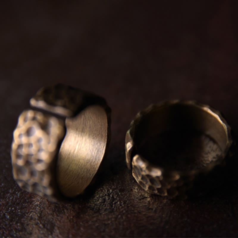 Bague porte-bonheur tibétaine en laiton et cuivre avec motif texturé bosselé