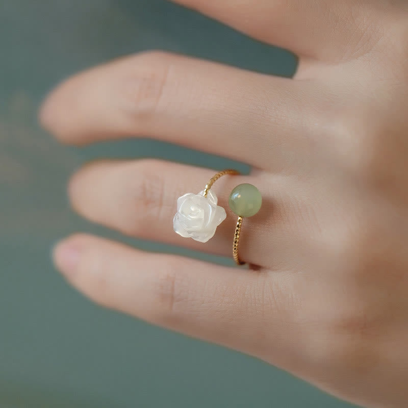 Bague de bénédiction en Buddha Stones de Tridacna plaquée or 14 carats avec fleur de rose et perle de jade