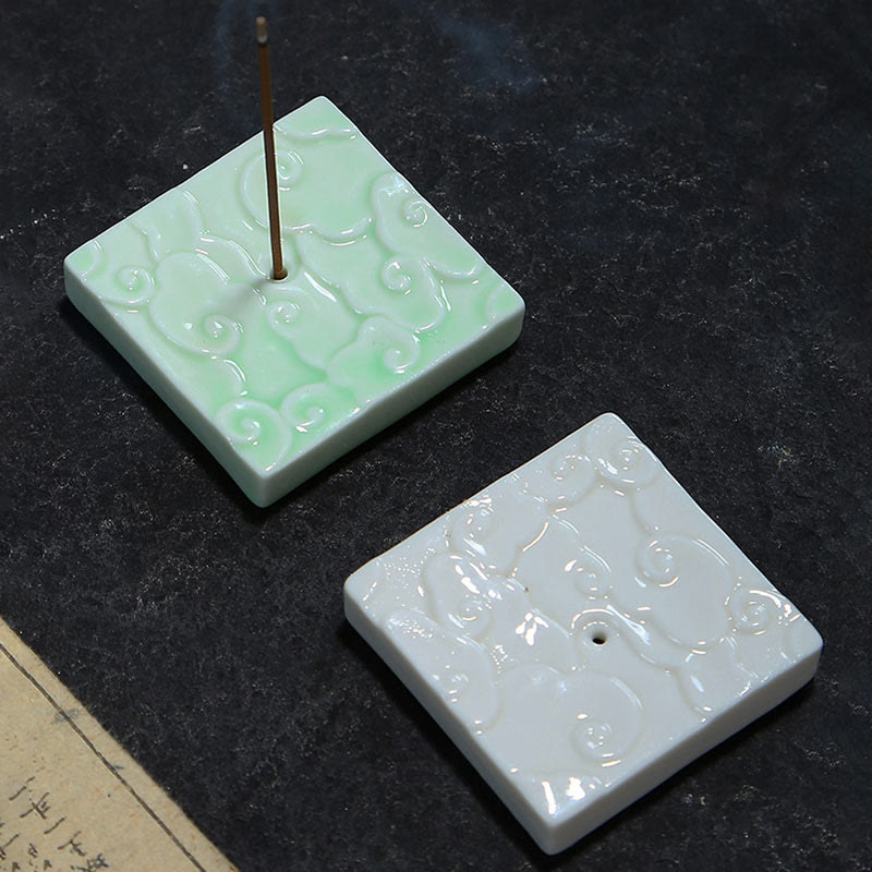 Brûleur d'encens en céramique avec mini Buddha Stones et nuages de bon augure