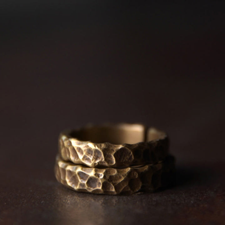 Bague porte-bonheur tibétaine en laiton et cuivre avec motif texturé bosselé