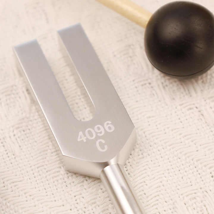 Diapason 4096 Hz en alliage d'aluminium et cristal avec marteau pour la guérison des chakras - image 5