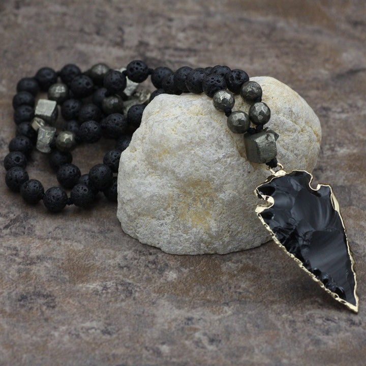 Collier avec pendentif en forme de flèche en pierre de lave naturelle et Buddha Stones