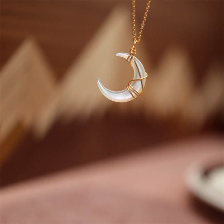 Collier pendentif en forme de croissant de lune en pierre naturelle de Tridacna de Buddha Stones